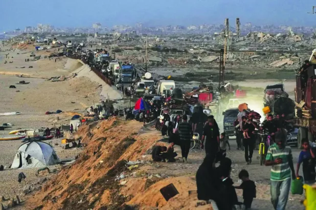 Yerinden edilmiş Filistinliler, sahil yolunu kullanarak güneye doğru Gazze Şeridi'nin kuzeyinden kaçıyor (AP)