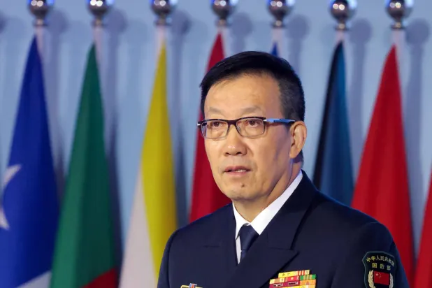 وزير الدفاع الصيني دونغ جون يتحدث خلال «منتدى شيانغشان» في بكين (رويترز)