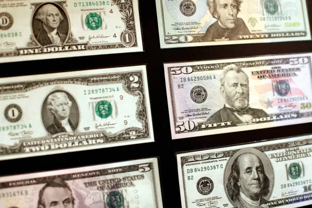 أوراق نقدية من الدولار بمتحف التمويل الأميركي في نيويورك (رويترز)