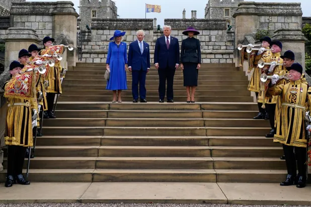 قد يكون بعض هذا التنسيق عفوياً إلا أنه غالباً ما يُستخدَم أداةً بسيطةً وهادئةً لإظهار وحدة الصف (رويترز)