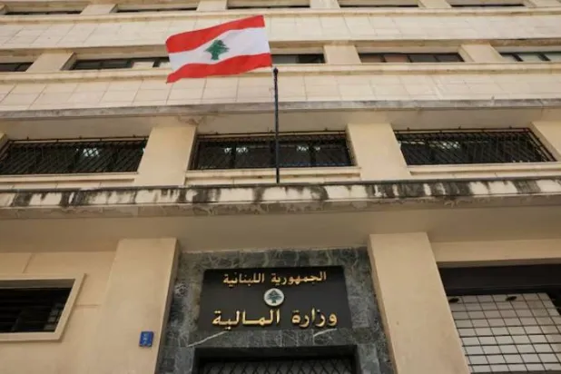 علم لبنان يرفرف فوق مبنى وزارة المالية في بيروت (رويترز)