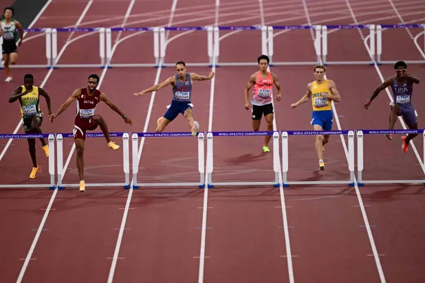 يبحث القطريان عبد الرحمن سامبا وإسماعيل داود عن ميدالية صعبة في نهائي سباق 400 م (أ.ف.ب)