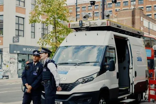 تستخدم الشرطة البريطانية في جميع أنحاء لندن شاحنات التعرف على الوجه (نيويورك تايمز)