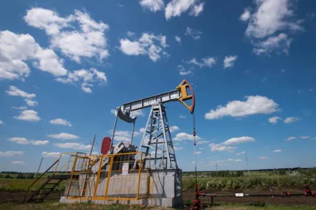 مضخة نفطية خارج مدينة ألميتيفسك بجمهورية تتارستان في الاتحاد الروسي (رويترز)