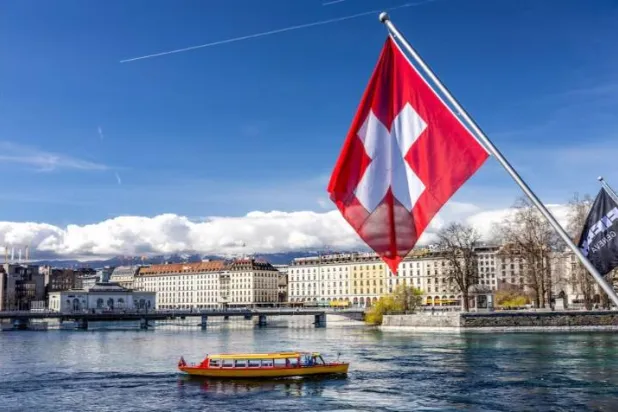 العلم السويسري بميناء في جنيف (رويترز)