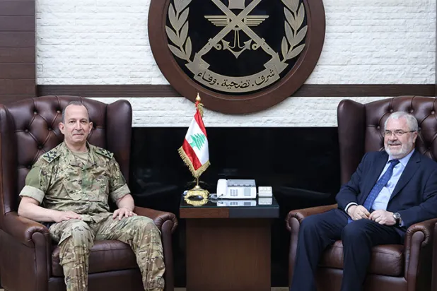 قائد الجيش العماد رودولف هيكل مستقبلاً مستشار الأمن القومي مدير جهاز المخابرات القبرصي تاسوس تزيونيس في شهر يوليو الماضي (الوكالة الوطنية للإعلام)