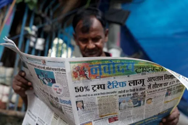 رجل يقرأ صحيفة تتصدرها قصة عن الرسوم الأميركية على معظم السلع الهندية في نيودلهي أغسطس 2025 (رويترز)