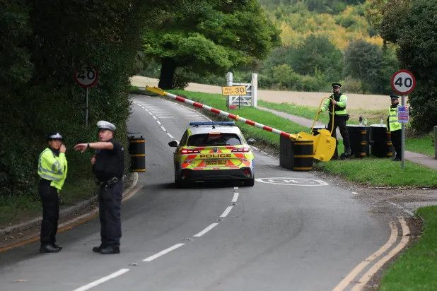 أفراد من الشرطة البريطانية يقفون عند حاجز بالقرب من تشيكرز المقر الريفي الرسمي لرئيس الوزراء البريطاني (رويترز)
