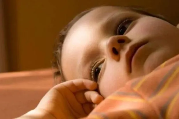 الشعور بالوحدة خلال مرحلة الطفولة يرتبط بزيادة خطر التدهور المعرفي والخرف في الكبر (رويترز)