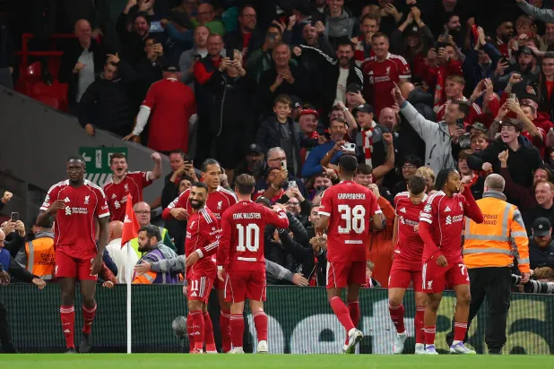 فرحة لاعبي ليفربول بالفوز القاتل الذي بات معتاداً لدى الجماهير (رويترز)