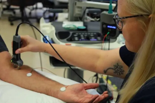 الفريق أجرى للمشاركين اختبارات لقياس سرعة توصيل الأعصاب وقوة العضلات (جامعة سيراكيوز)