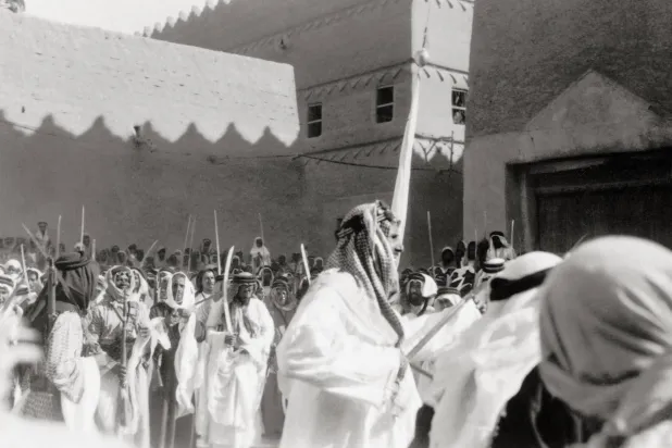 أورد المقال أن الملك عبد العزيز كان همه الأول زيادة تثقيف المجتمع الناشئ كلما سمحت الظروف البيئية القاسية بذلك (واس)