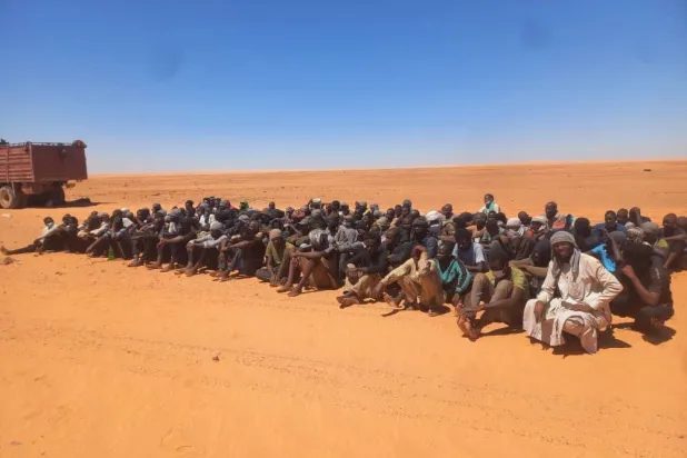 عشرات من المهاجرين التشاديين قبل ترحيلهم من الكفرة الليبية (جهاز مكافحة الهجرة)