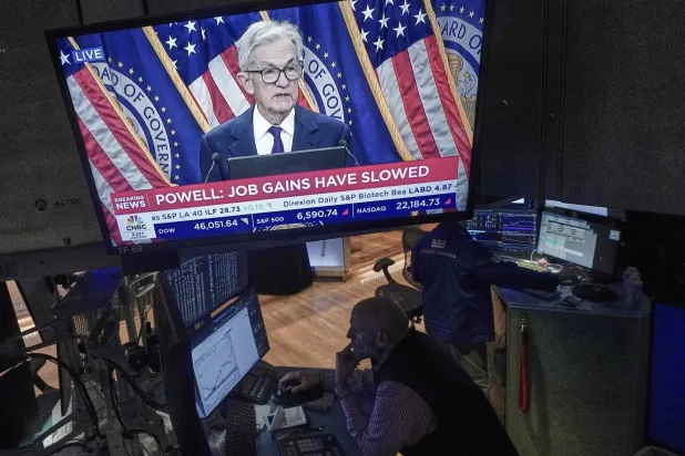 جيروم باول يظهر في مؤتمر صحافي على شاشة في بورصة نيويورك (أ.ب)