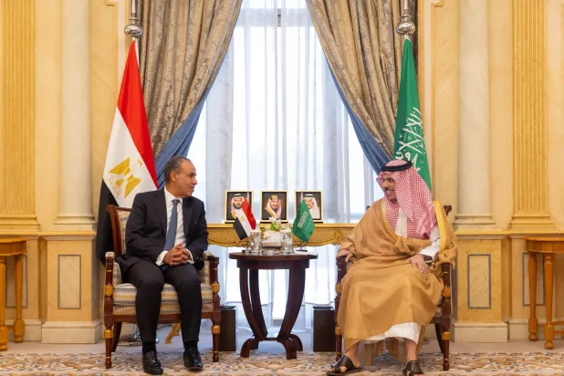 وزير الخارجية السعودي الأمير فيصل بن فرحان مستقبلاً نظيره المصري بدر عبد العاطي في الرياض الخميس (واس)