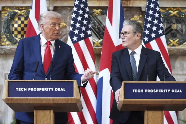 من وقائع المؤتمر الصحافي المشترك للرئيس الأميركي دونالد ترمب ورئيس الوزراء البريطاني كير ستامر (أ.ب)
