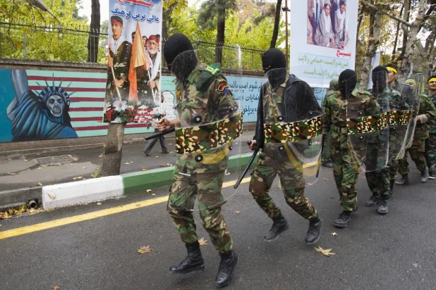 عناصر من «الباسيج» خلال عرض عسكري في طهران (أرشيفية - رويترز)