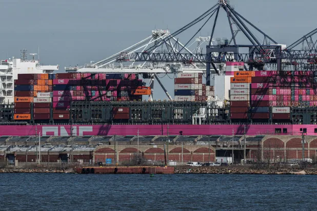 حاويات مكدسة على متن سفينة شحن في ميناء «ليبرتي - نيويورك»... (رويترز)