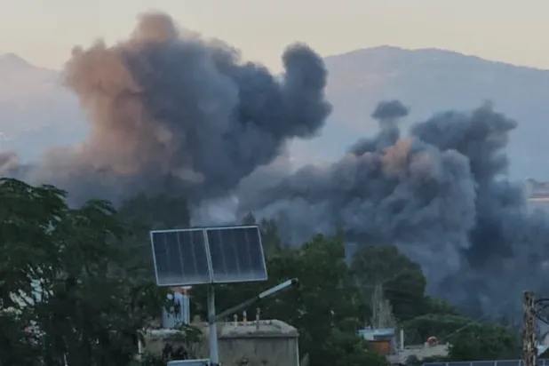 الدخان يتصاعد من بلدة دبين إثر استهدافها بغارة إسرائيلية (الوكالة الوطنية للإعلام)