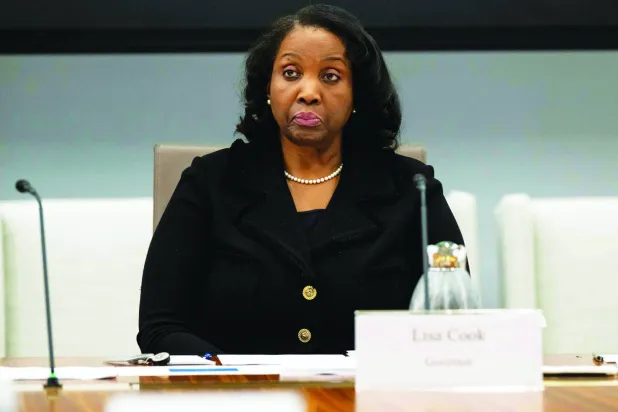 محافِظة «الاحتياطي الفيدرالي» ليزا كوك تحضر اجتماعاً بالبيت الأبيض (أ.ف.ب)