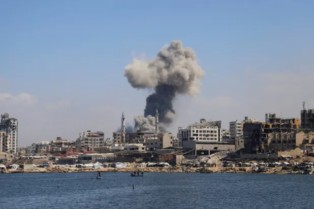 الدخان يتصاعد جراء الضربات الإسرائيلية بمدينة غزة يوم الخميس (رويترز)