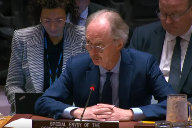 مبعوث الأمم المتحدة الخاص إلى سوريا غير بيدرسون خلال جلسة لمجلس الأمن 25 أبريل 2025 (لقطة من فيديو)