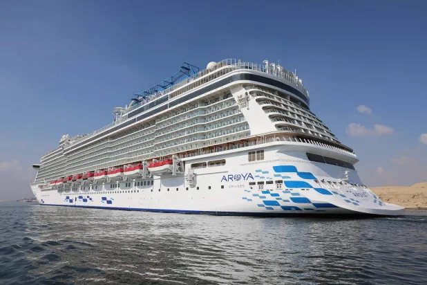 السفينة السياحية خلال عبورها قناة السويس (هيئة قناة السويس)