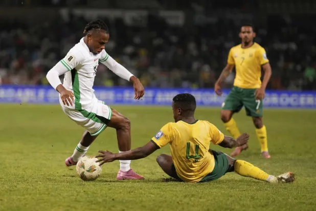 تيبوهو موكوينا بالقميص رقم 4 خلال مباراة أمام نيجيريا (أ.ب)