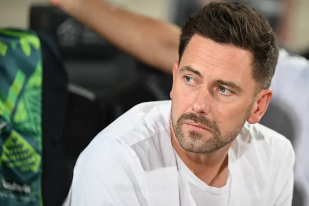 الإنجليزي ديس باكنغهام مدرب فريق الخلود (تصوير: بشير صالح)