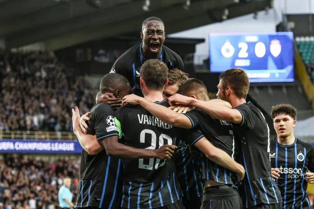 لاعبو بروغ البلجيكي يحتفلون بأحد أهدافهم في المباراة (د.ب.أ)