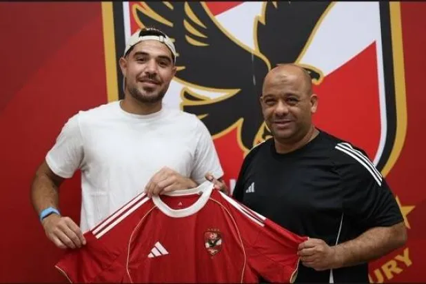 الحارس حمزة علاء بعد توقيع العقد (النادي الأهلي)