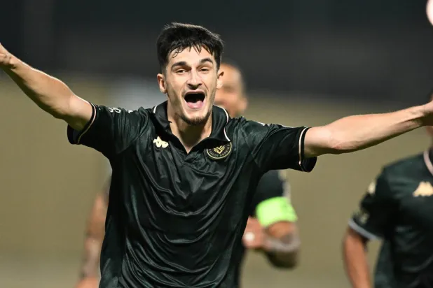 الإنجليزي جون باكلي لاعب فريق الخلود يحتفل بهدفه في شباك ضمك (تصوير: بشير صالح) 