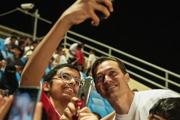 بن هاربورغ رفقة أنصار النادي في المدرجات (نادي الخلود) 