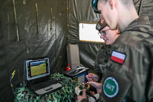 جنديان يشاركان في تدريب عسكري بمركز تدريب القوات البرية ديبا في نوفا ديبا ببولندا (إ.ب.أ)