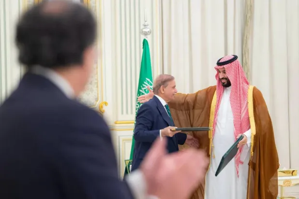 Crown Prince Mohammed bin Salman and Pakistan's Prime Minister Shehbaz Sharif following the signing of the Strategic Mutual Defense Agreement on Wednesday. (SPA)