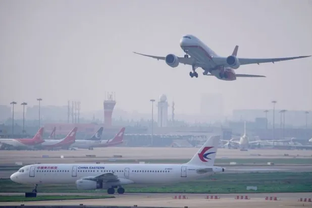 طائرة تابعة لـ«خطوط شرق الصين الجوية» تظهر في مطار هونغتشياو الدولي بشنغهاي (رويترز)
