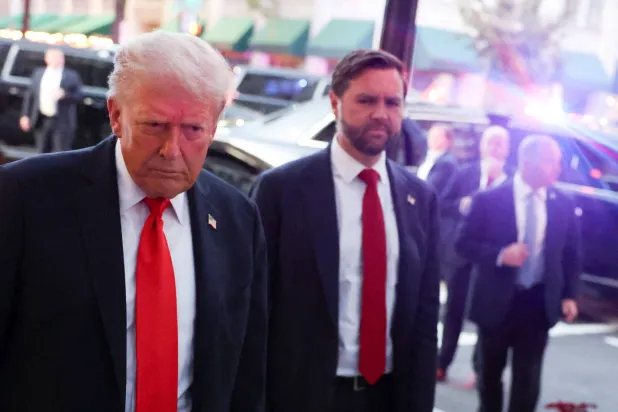 الرئيس الأميركي دونالد ترمب (يسار) يسير أمام نائبه جي دي فانس في واشنطن (رويترز)