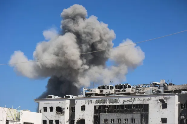 أعمدة الدخان تتصاعد من جراء القصف الإسرائيلي على مخيم الشاطئ للاجئين الفلسطينيين غرب مدينة غزة (أ.ف.ب)