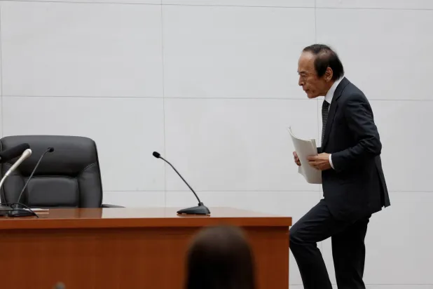 كازو أويدا محافظ بنك اليابان المركزي في مؤتمر صحافي يوم الجمعة بمقر البنك في العاصمة طوكيو (رويترز)