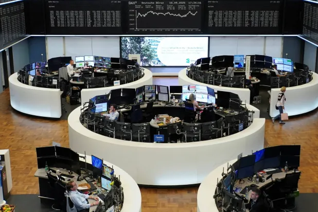 مخطط مؤشر الأسهم الألماني «داكس» في بورصة فرانكفورت بألمانيا (رويترز)