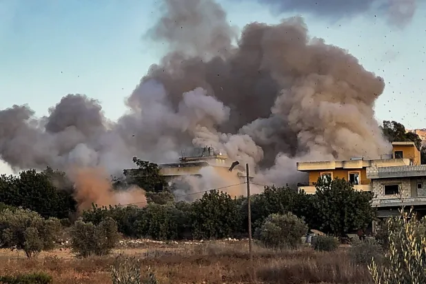 أعمدة الدخان تتصاعد فوق قرية كفر تبنيت بعد غارة إسرائيلية بالقرب من الحدود اللبنانية الإسرائيلية... لبنان 18 سبتمبر 2025 (رويترز)