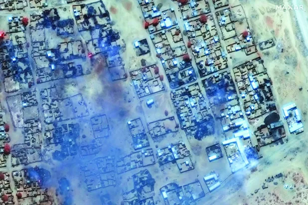 صورة جوية تظهر تصاعد الدخان من مخيم «زمزم» قرب مدينة الفاشر في دارفور أبريل الماضي (أ.ف.ب)