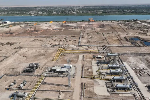 Irak'ın Basra kentindeki bir petrol sahası (Reuters)