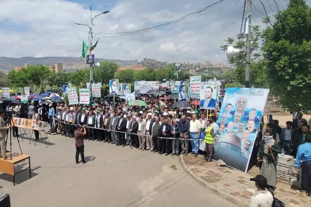 طلاب بجامعة صنعاء يشاركون في مسيرة دعت إليها الجماعة الحوثية (فيسبوك)