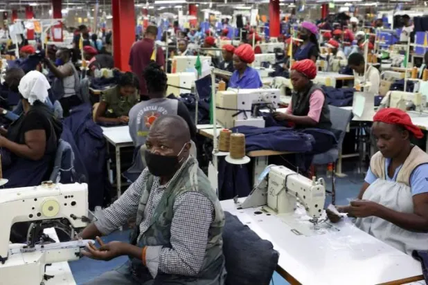 عمال كينيون يجهّزون الملابس للتصدير في مصنع «يونايتد آريان» بنيروبي (رويترز)