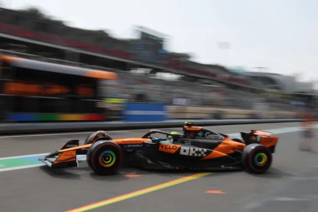 حقق لاندو نوريس سائق فريق مكلارين أسرع زمن في التجارب الحرة الأولى (رويترز)