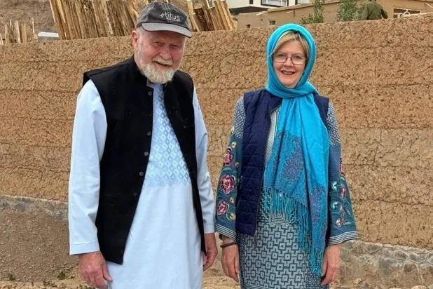  صورة توزيعية بدون تاريخ، نشرتها عائلة بيتر وباربي رينولدز في لندن في 1 أغسطس آب 2025، تُظهر الزوجين وهما يقفان لالتقاط صورة في مكان مجهول. أُطلق سراح الزوجين البريطانيين في أفغانستان بعد أشهر من الاحتجاز إثر وساطة قطرية، وفقًا لما صرح به مسؤول مطلع على عملية الإفراج لوكالة فرانس برس في 19 سبتمبر أيلول 2025 ( أ.ف.ب)