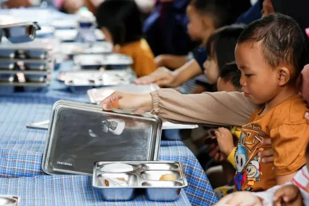 أكثر من 800 طالب أصيبوا في واقعتَي تسمم غذائي جماعي بعد تناولهم وجبات مدرسية مجانية تقدمها الحكومة الإندونيسية (رويترز)