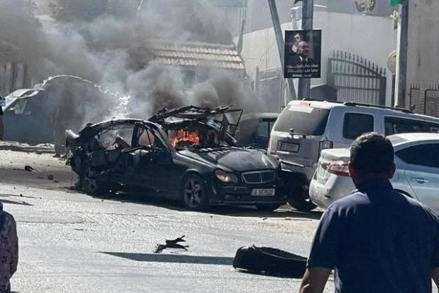 صورة للسيارة المستهدفة أمام مستشفى تبنين الحكومي (وسائل إعلام محلية)