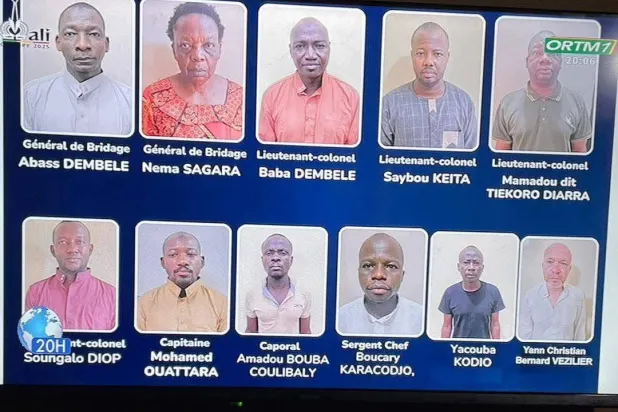 صورة نشرها التلفزيون الحكومي المالي لقادة محاولة انقلابية فاشلة الشهر الماضي ضمنهم فرنسي (إعلام محلي)
